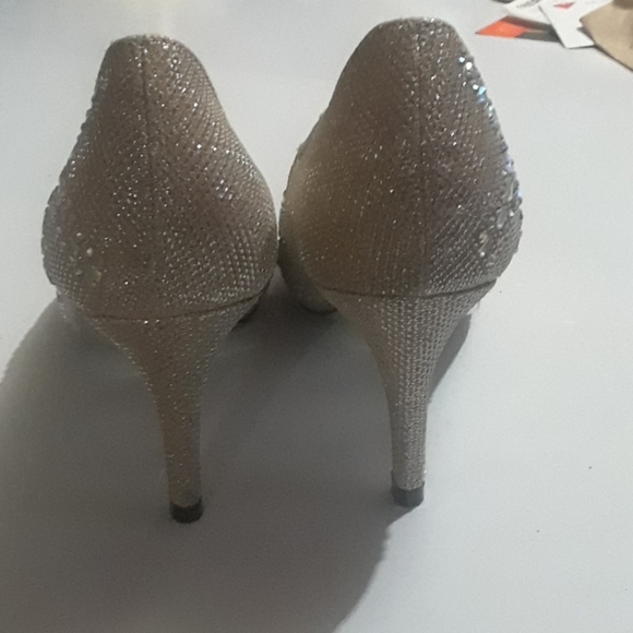 Gold heels with holographic sequence - Picture 3 of 3